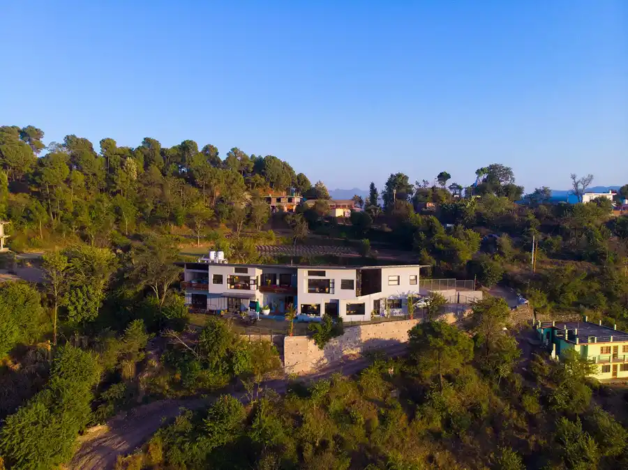 Nivriti W/ Heated Outdoor Pool, Kasauli