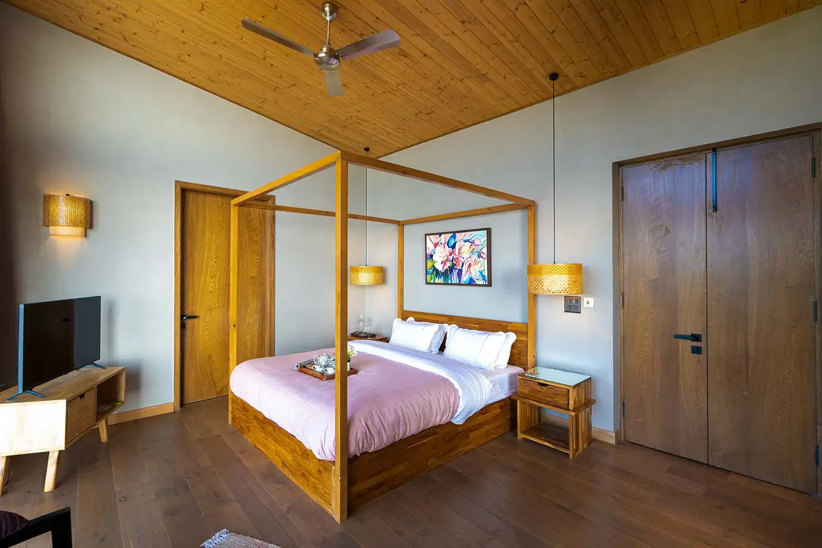 Nivriti W/ Heated Outdoor Pool, Kasauli