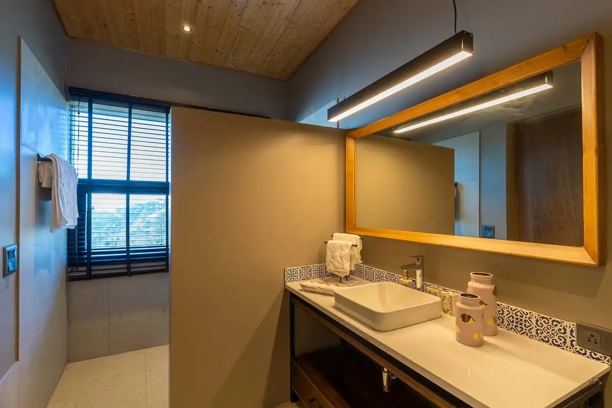 Nivriti W/ Heated Outdoor Pool, Kasauli