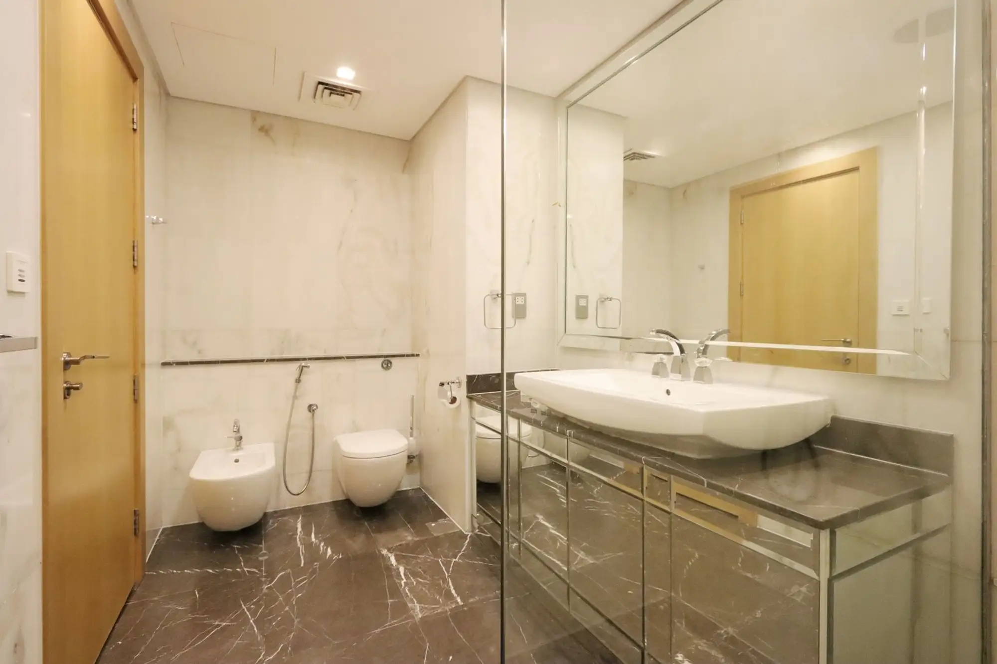 Oceanic - 1BR - Sea View & Beach Access, Dubai