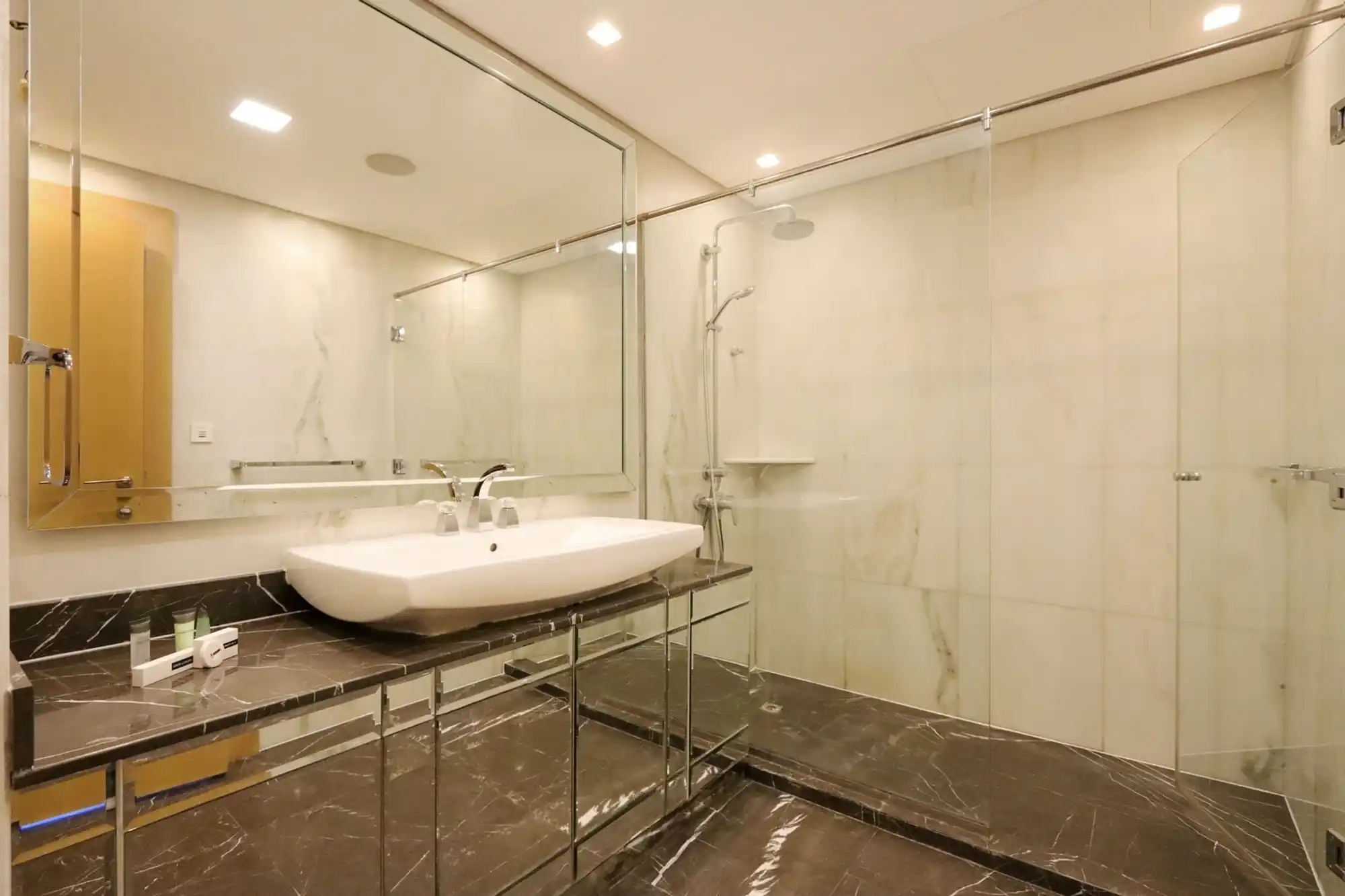 Oceanic - 1BR - Sea View & Beach Access, Dubai