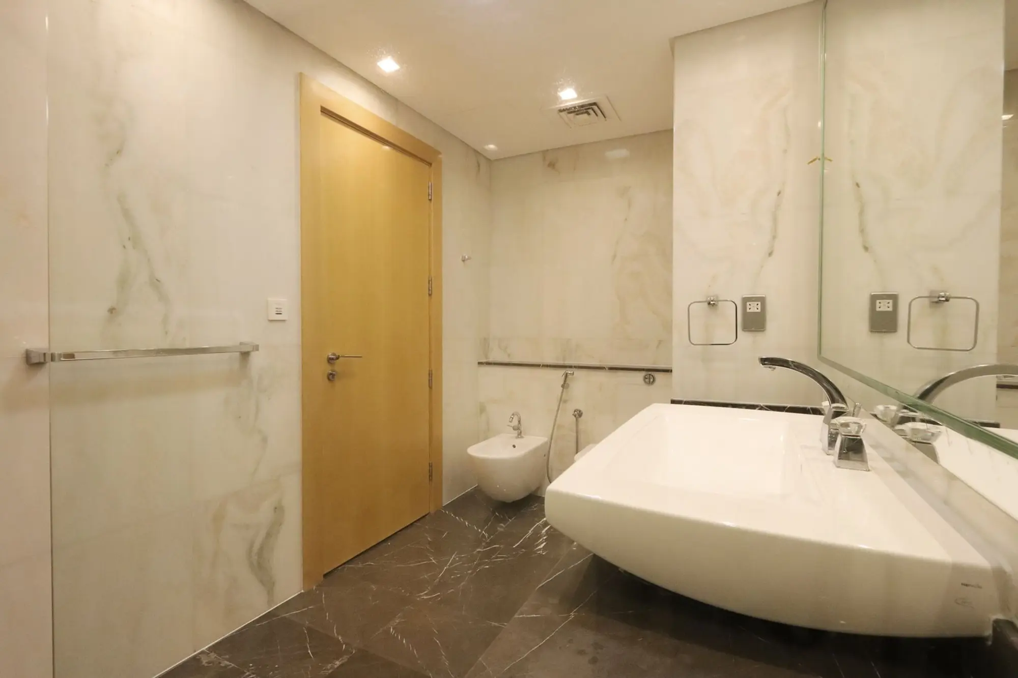 Oceanic - 1BR - Sea View & Beach Access, Dubai