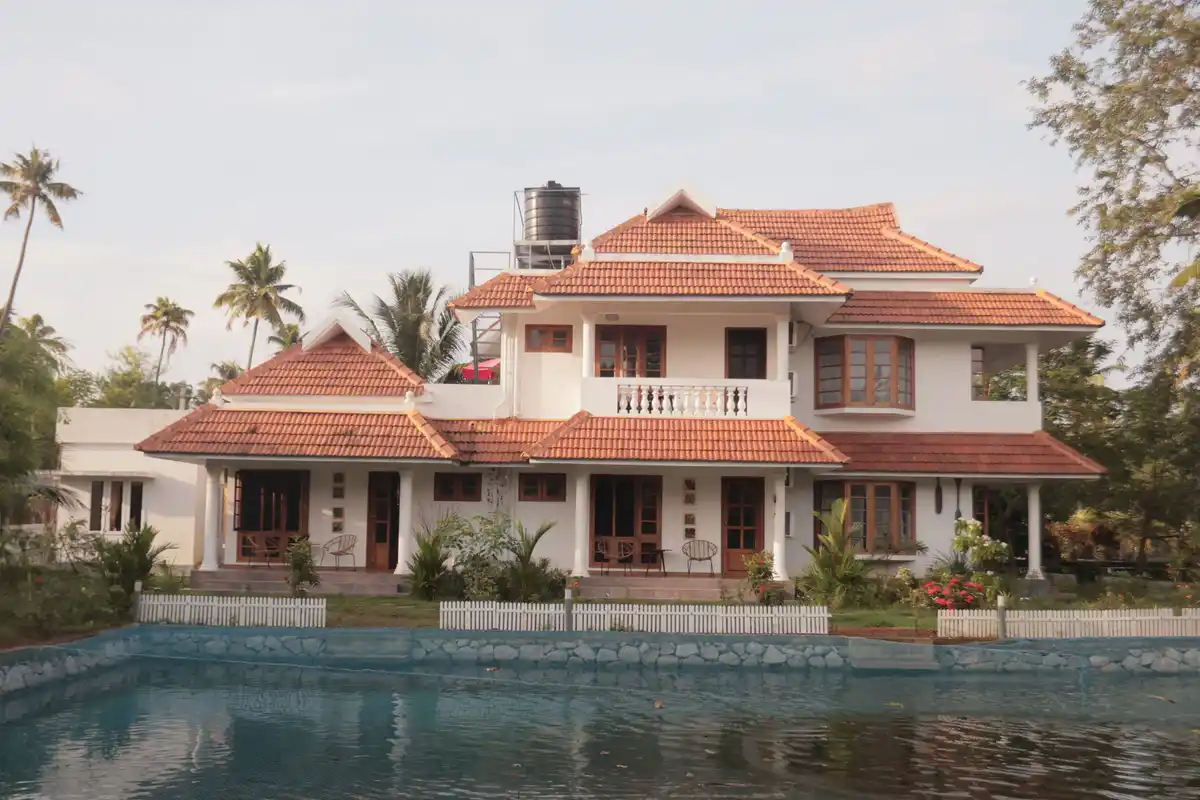 Palliath House |3-BHK With, Living Lounge, Patio, Shared Lawn and 3 Natural Ponds, Alappuzha