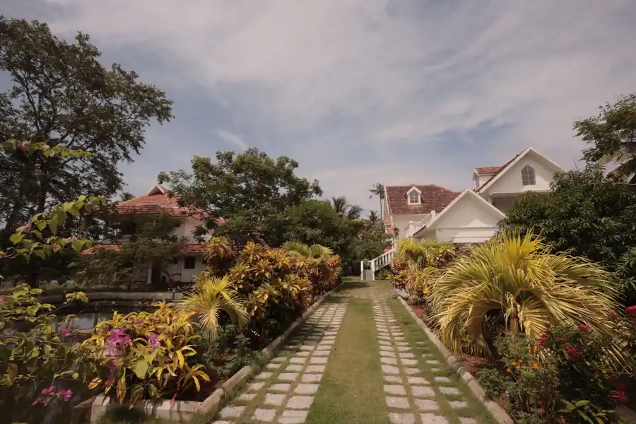 Palliath House |3-BHK With, Living Lounge, Patio, Shared Lawn and 3 Natural Ponds, Alappuzha
