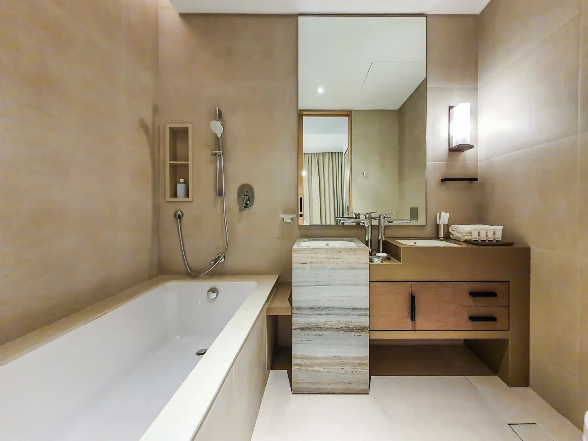Prime 1BR with Marina Views and Beach Access, Dubai