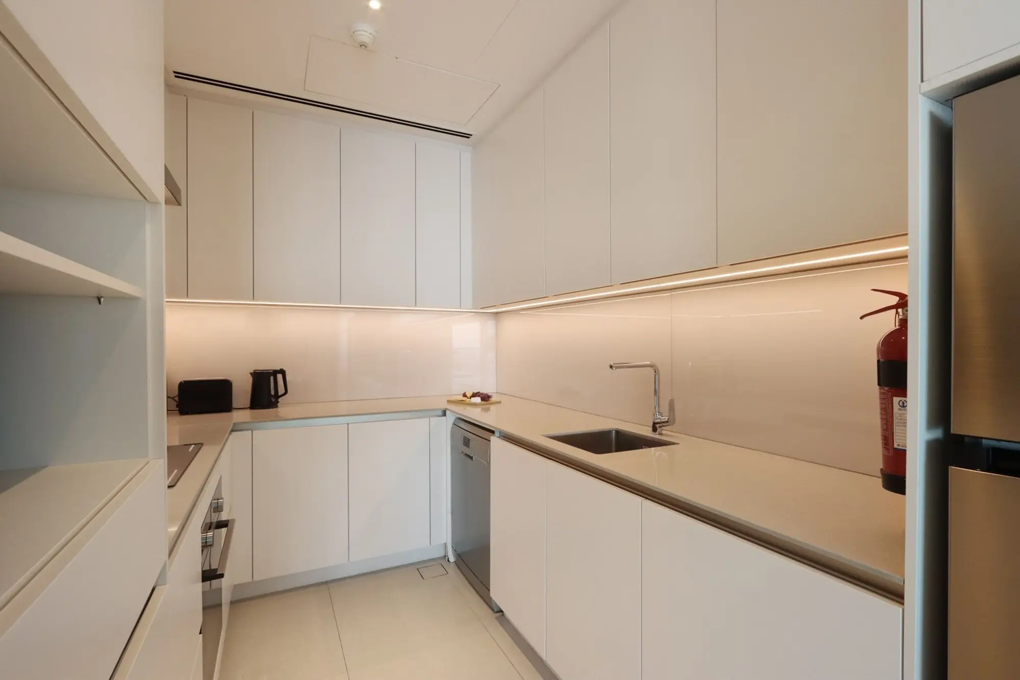 Prime 1BR with Marina Views and Beach Access, Dubai