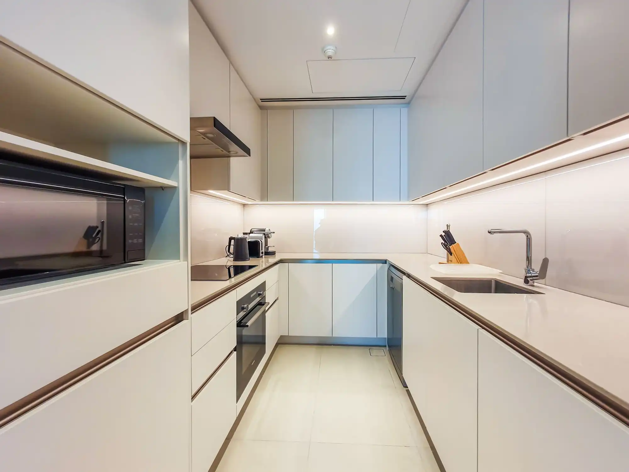 Prime 1BR with Marina Views and Beach Access, Dubai
