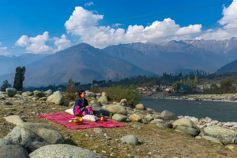 Riverfront Retreat - Qaraar, Srinagar