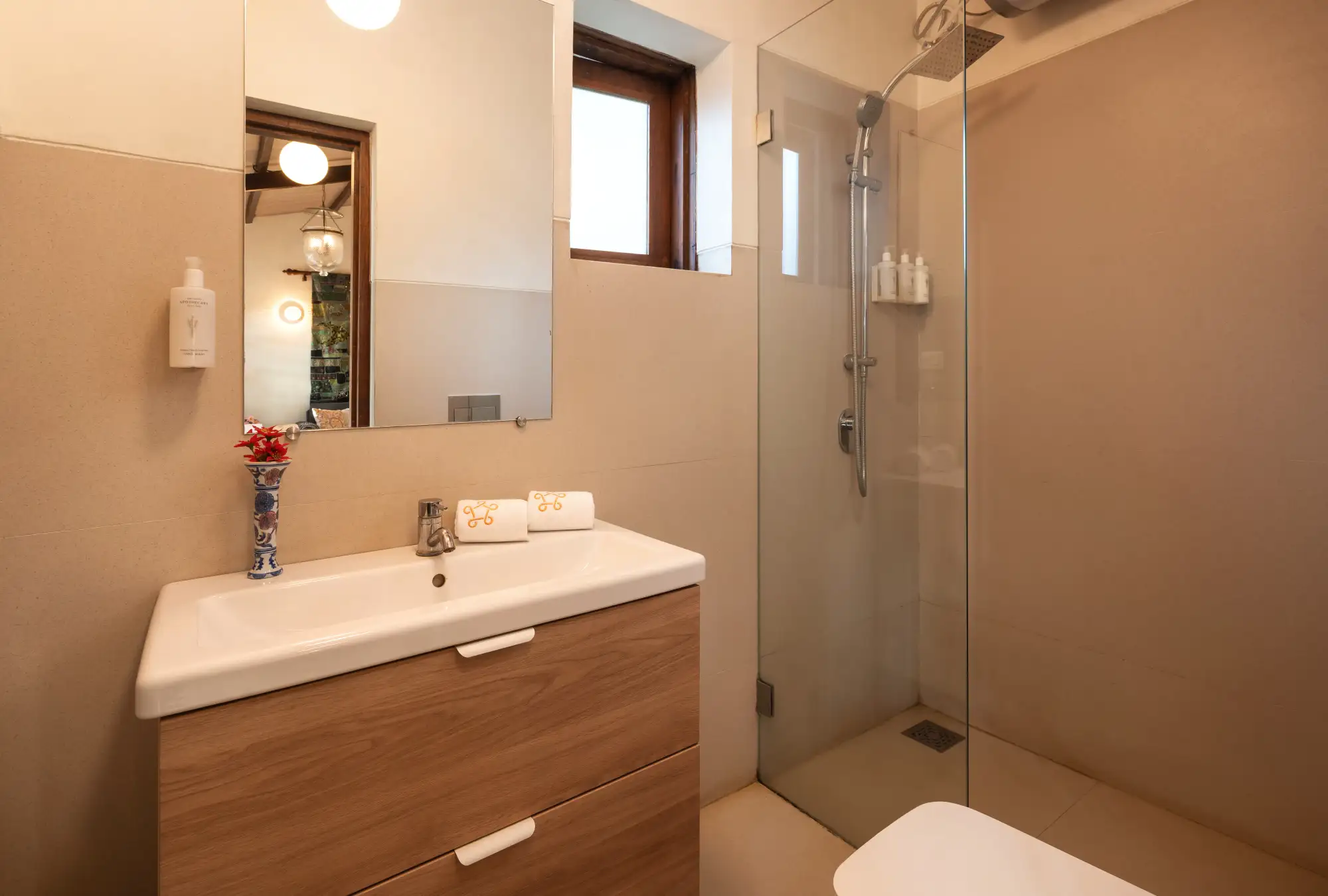 SaffronStays Bay Watch, Kelwa