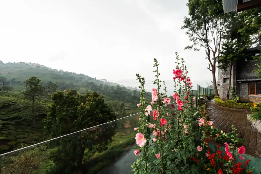 SaffronStays Blooming Stone, Kotagiri