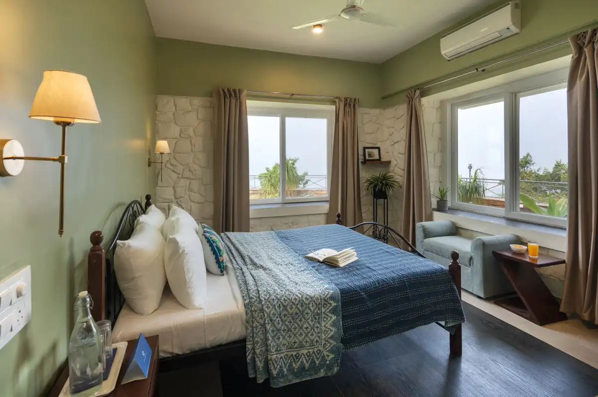 SaffronStays Blue Infinitum, Pawna