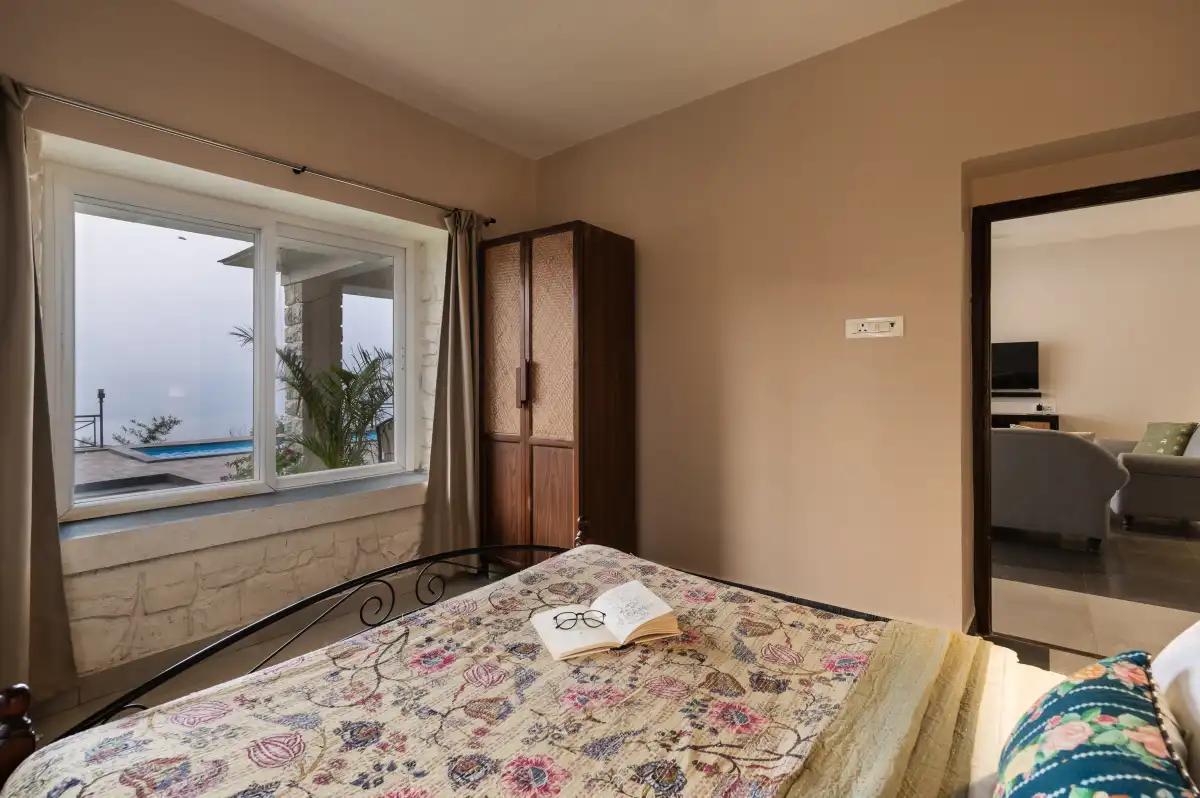 SaffronStays Blue Infinitum, Pawna
