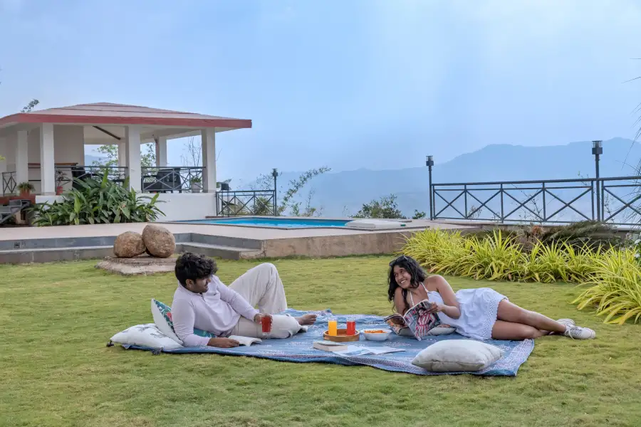 SaffronStays Blue Infinitum, Pawna