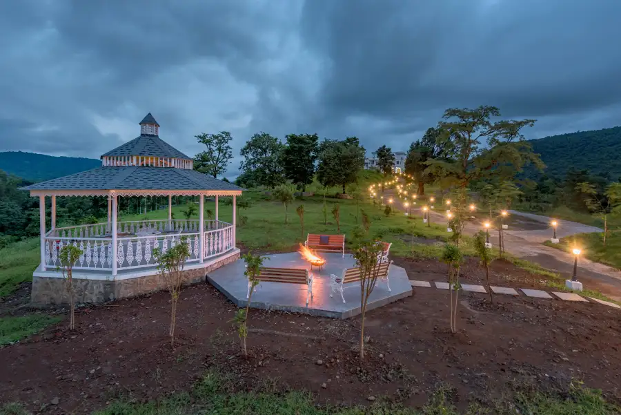 SaffronStays Ivory Mansion, Pen