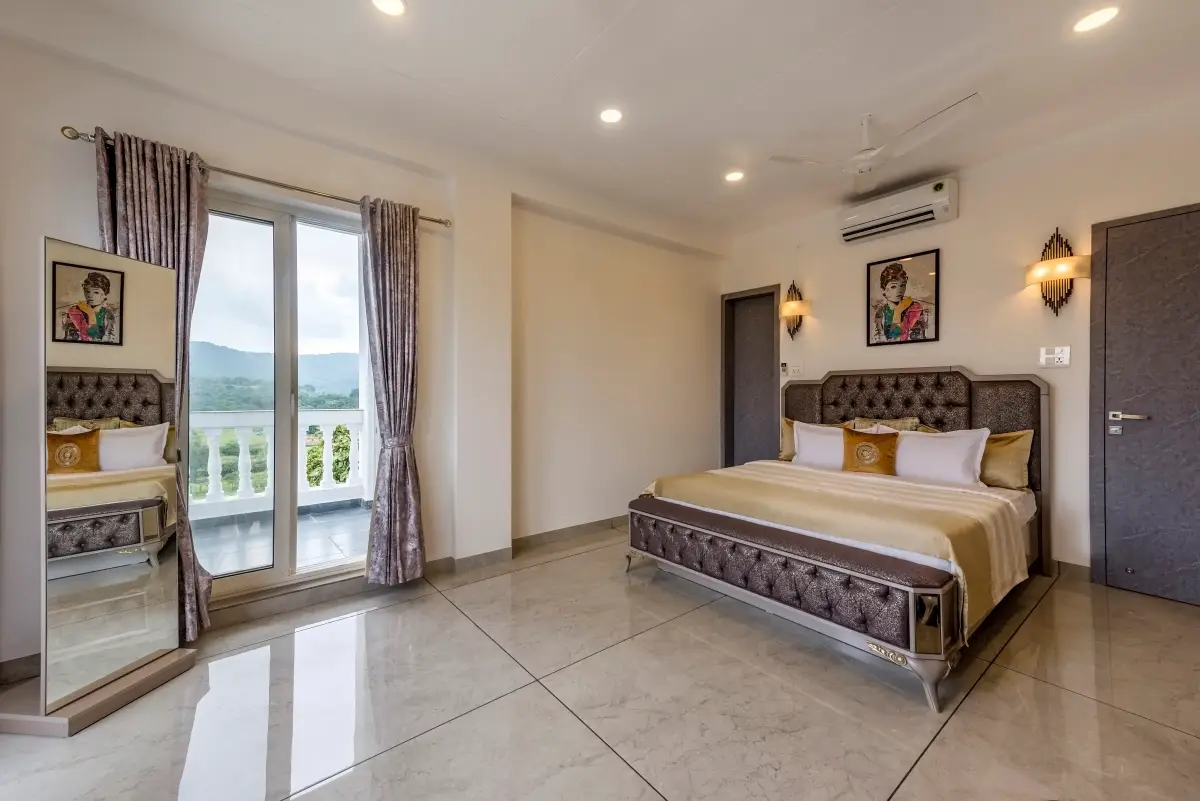 SaffronStays Ivory Mansion, Pen