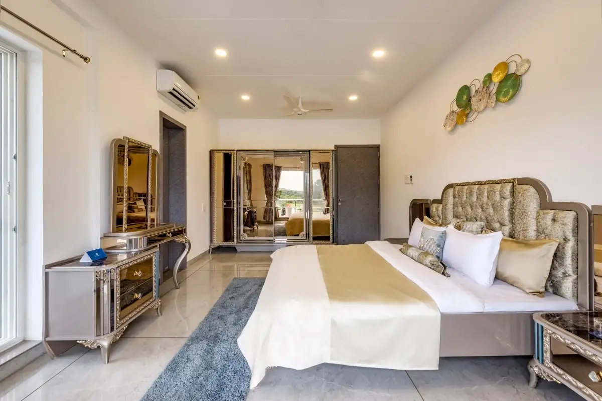 SaffronStays Ivory Mansion, Pen