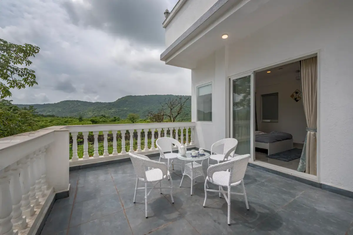 SaffronStays Ivory Mansion, Pen