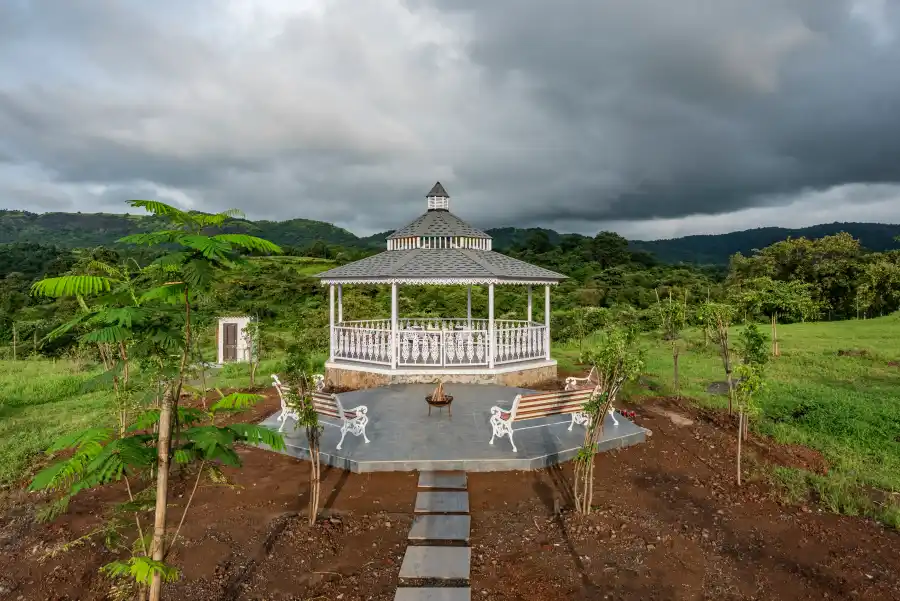 SaffronStays Ivory Mansion, Pen