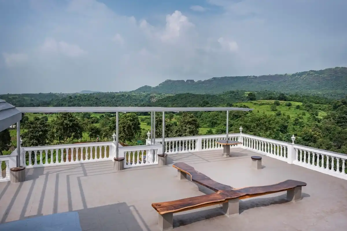SaffronStays Ivory Mansion, Pen
