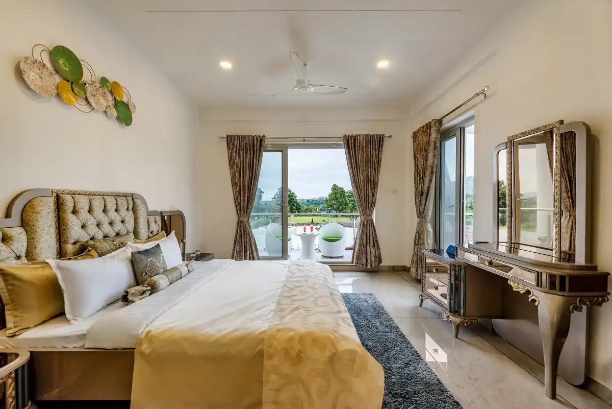 SaffronStays Ivory Mansion, Pen