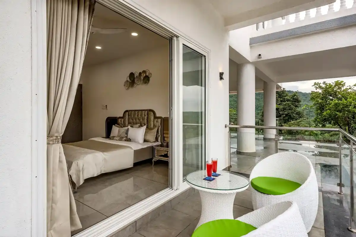 SaffronStays Ivory Mansion, Pen