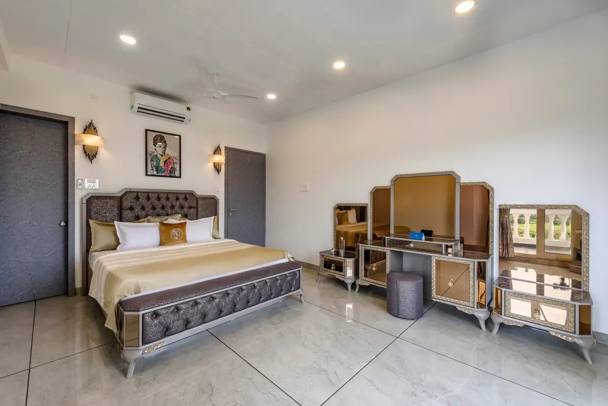 SaffronStays Ivory Mansion, Pen