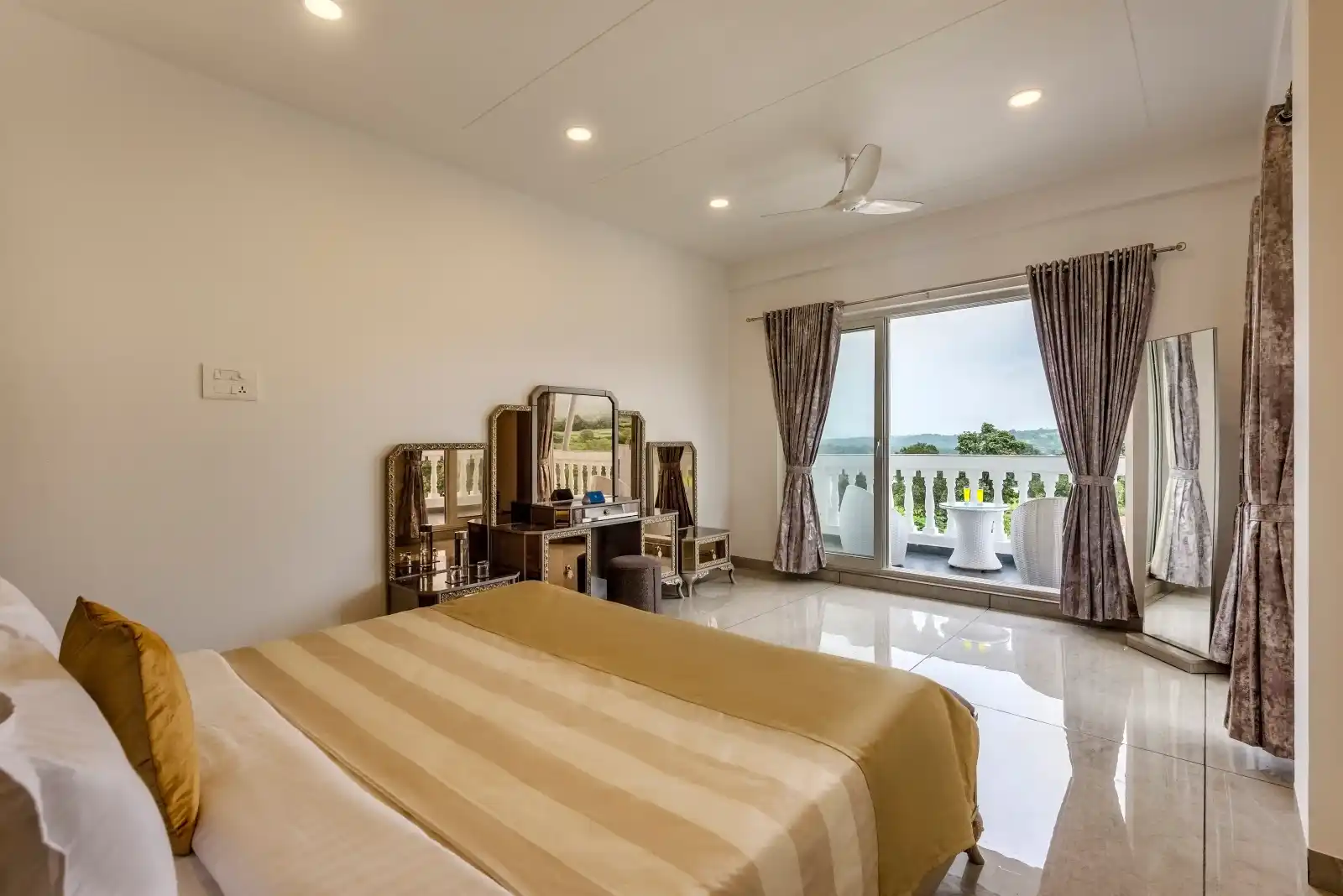 SaffronStays Ivory Mansion, Pen
