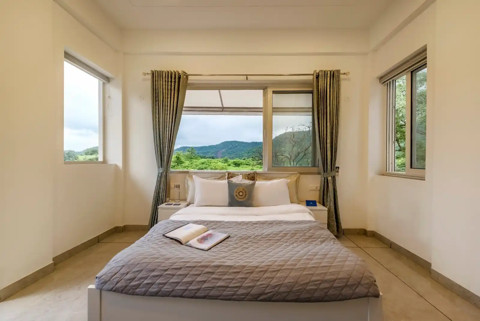 SaffronStays Ivory Mansion, Pen