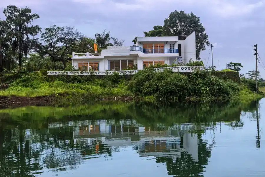 SaffronStays Kairos Greek, Karjat