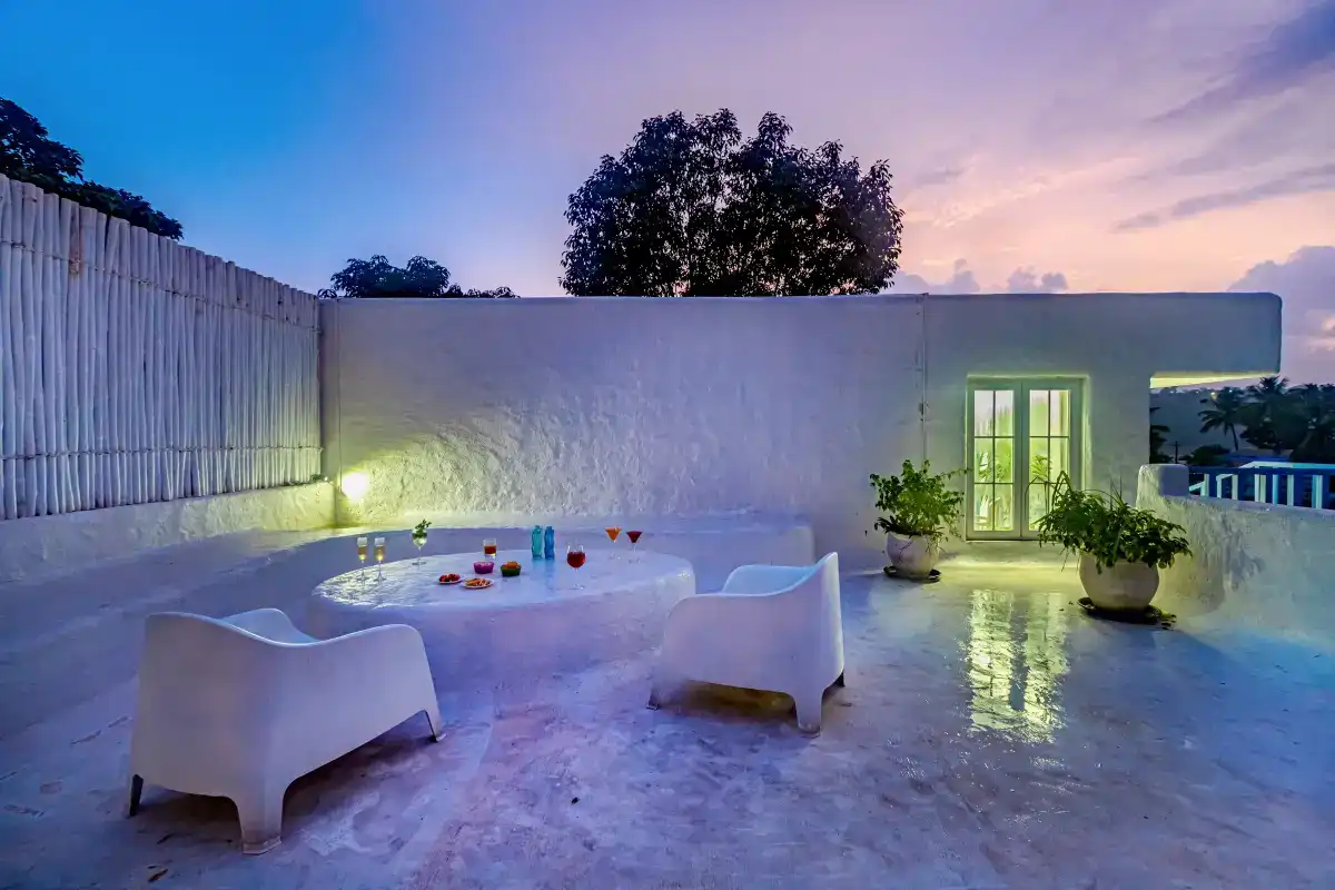 SaffronStays Kairos Greek, Karjat
