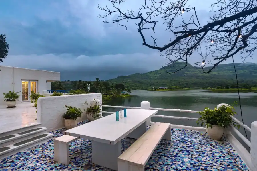 SaffronStays Kairos Greek, Karjat
