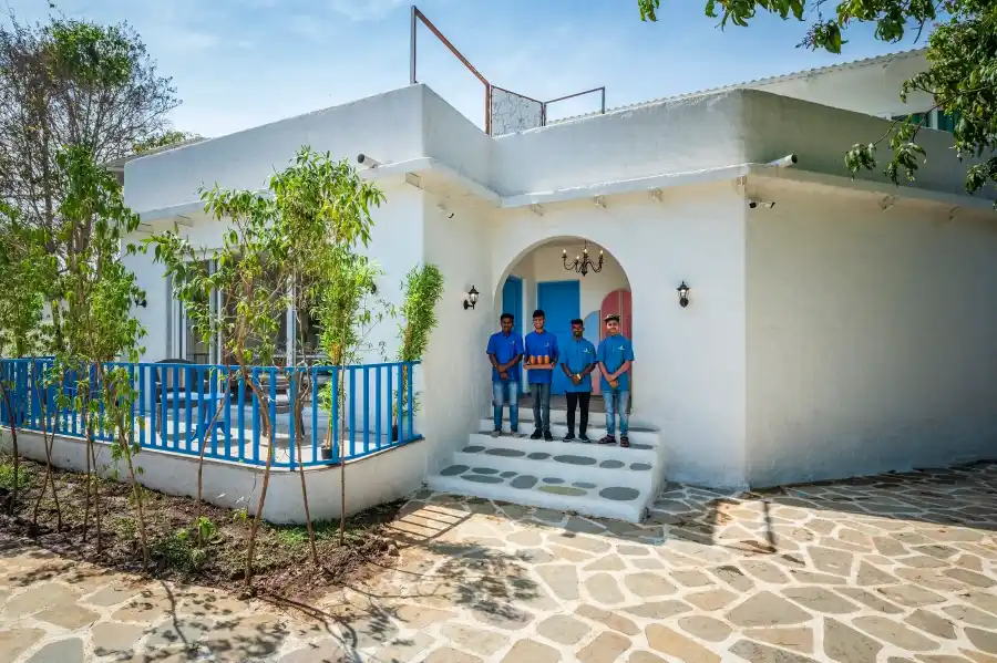 SaffronStays Kairos Greek, Karjat