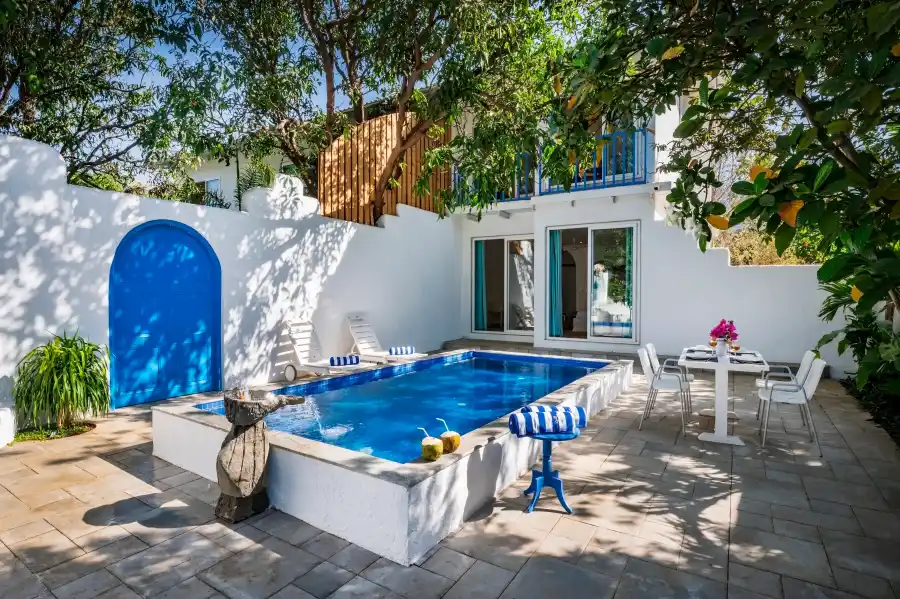 SaffronStays Kairos Greek, Karjat