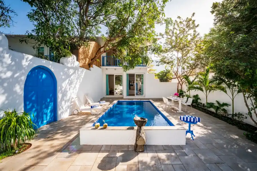 SaffronStays Kairos Greek, Karjat