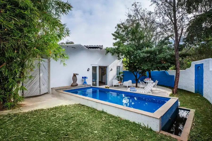 SaffronStays Kairos Greek, Karjat