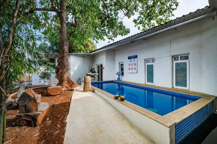 SaffronStays Kairos Greek, Karjat