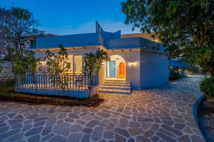 SaffronStays Kairos Greek, Karjat