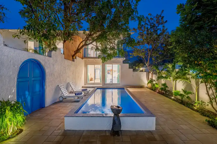 SaffronStays Kairos Greek, Karjat