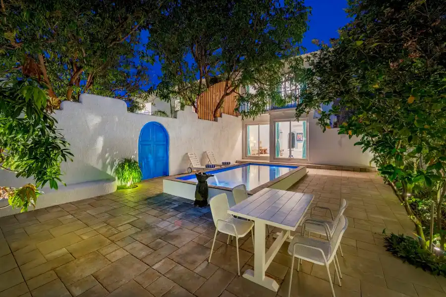 SaffronStays Kairos Greek, Karjat