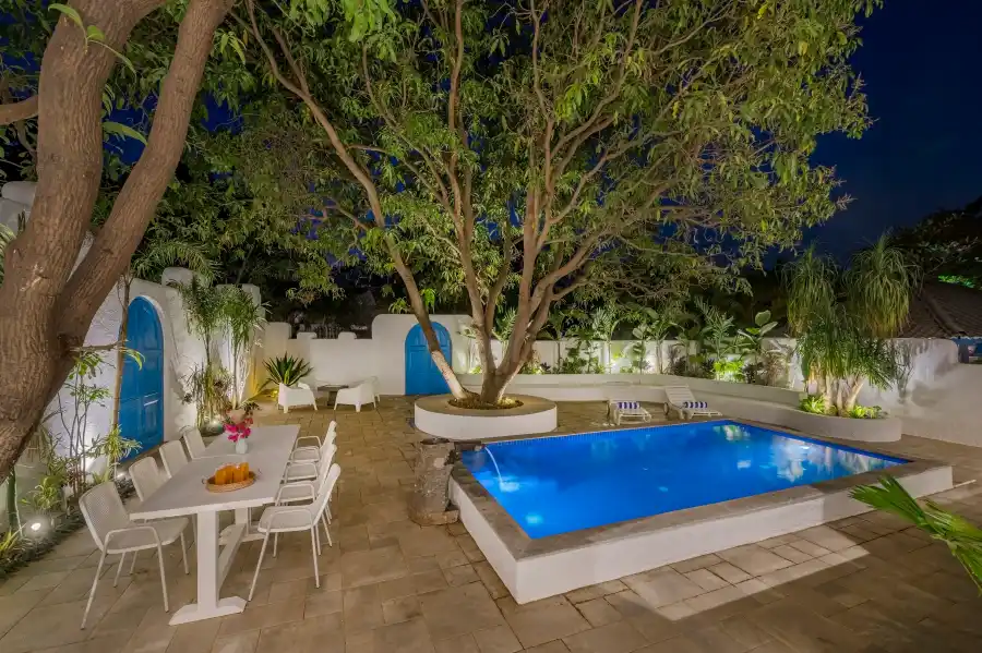 SaffronStays Kairos Greek, Karjat
