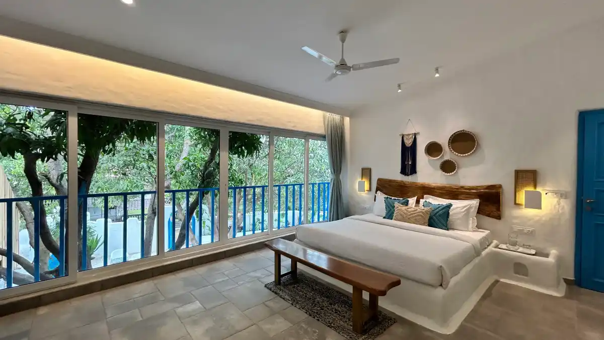 SaffronStays Kairos Greek, Karjat