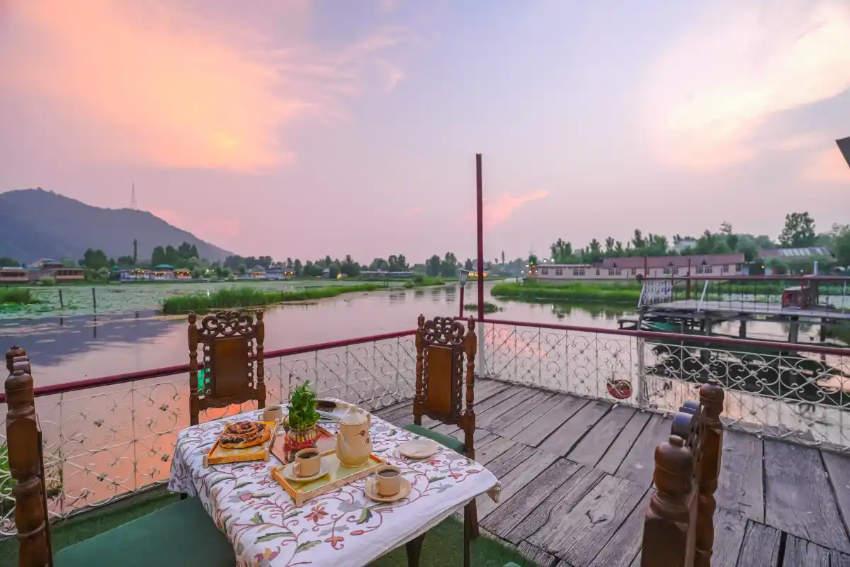 SaffronStays Kingori Houseboat, Srinagar