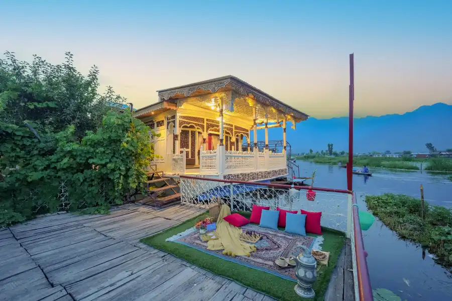 SaffronStays Kingori Houseboat, Srinagar