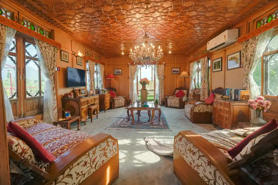SaffronStays Kingori Houseboat, Srinagar