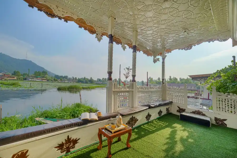 SaffronStays Kingori Houseboat, Srinagar