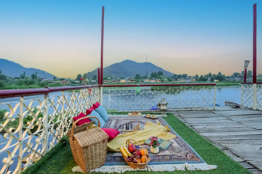SaffronStays Kingori Houseboat, Srinagar