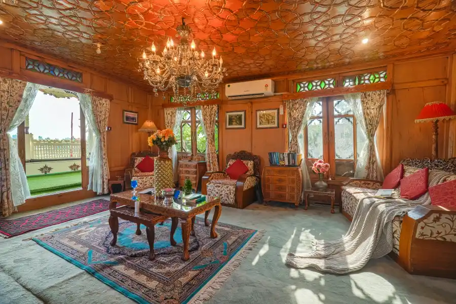 SaffronStays Kingori Houseboat, Srinagar