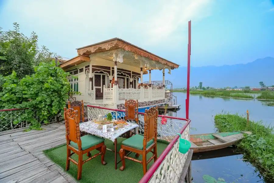 SaffronStays Kingori Houseboat, Srinagar