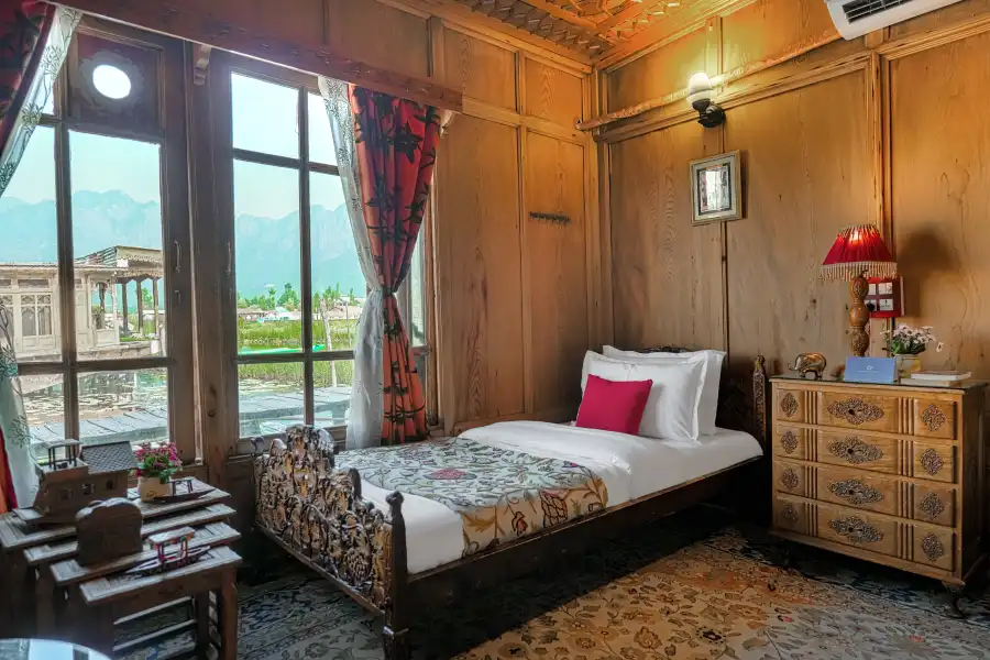 SaffronStays Kingori Houseboat, Srinagar