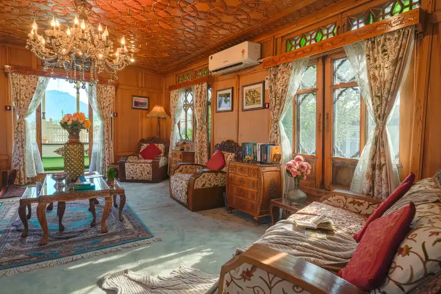 SaffronStays Kingori Houseboat, Srinagar